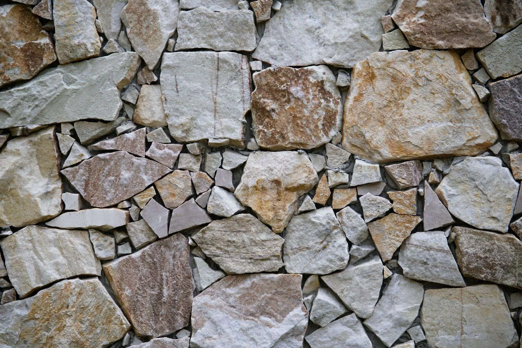 Dry stone wall with mixed sizes and colours
